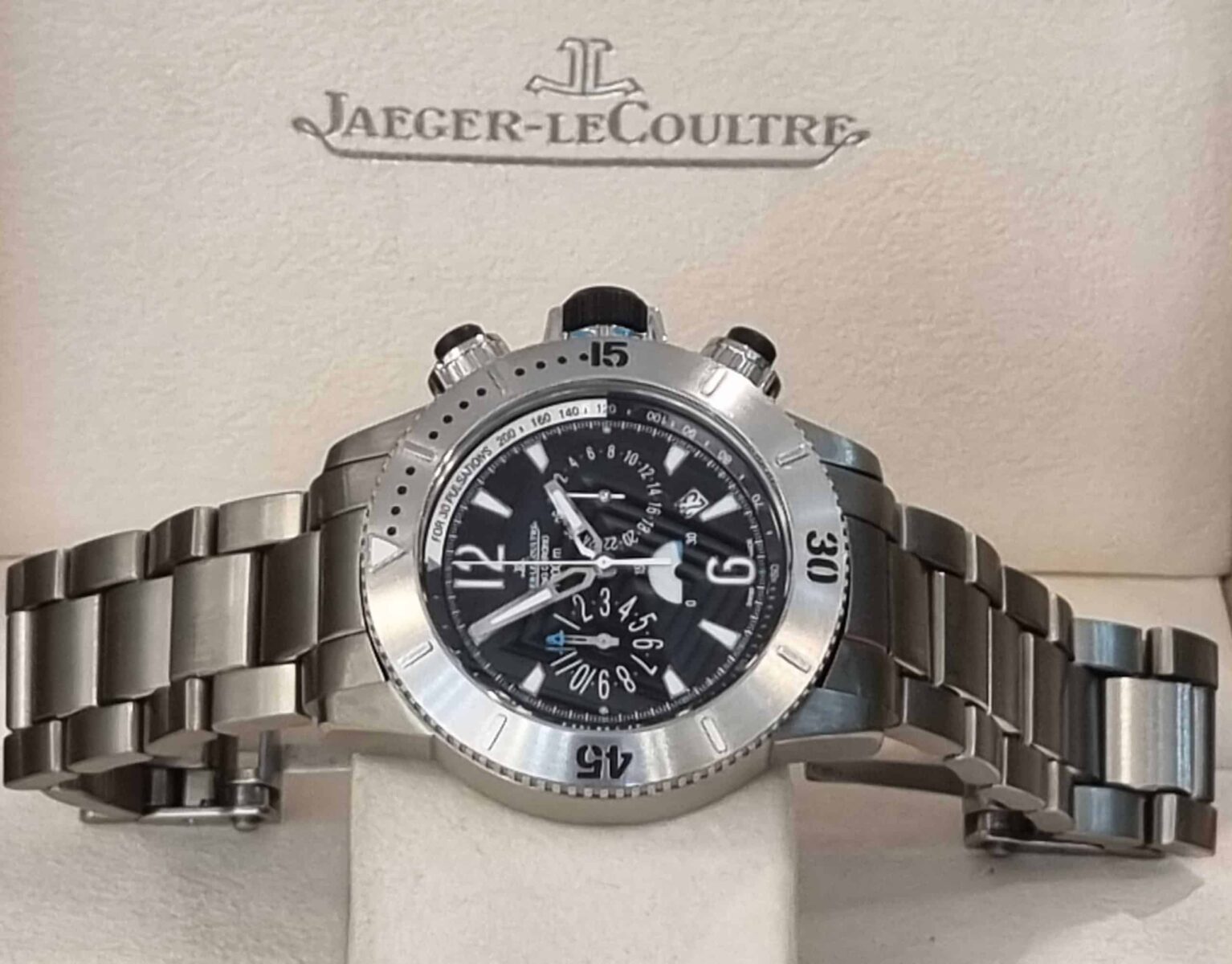 יאגר לה קולטר מאסטר קומפרסור כרונוגרף טיטניום מנגנון אוטומטי