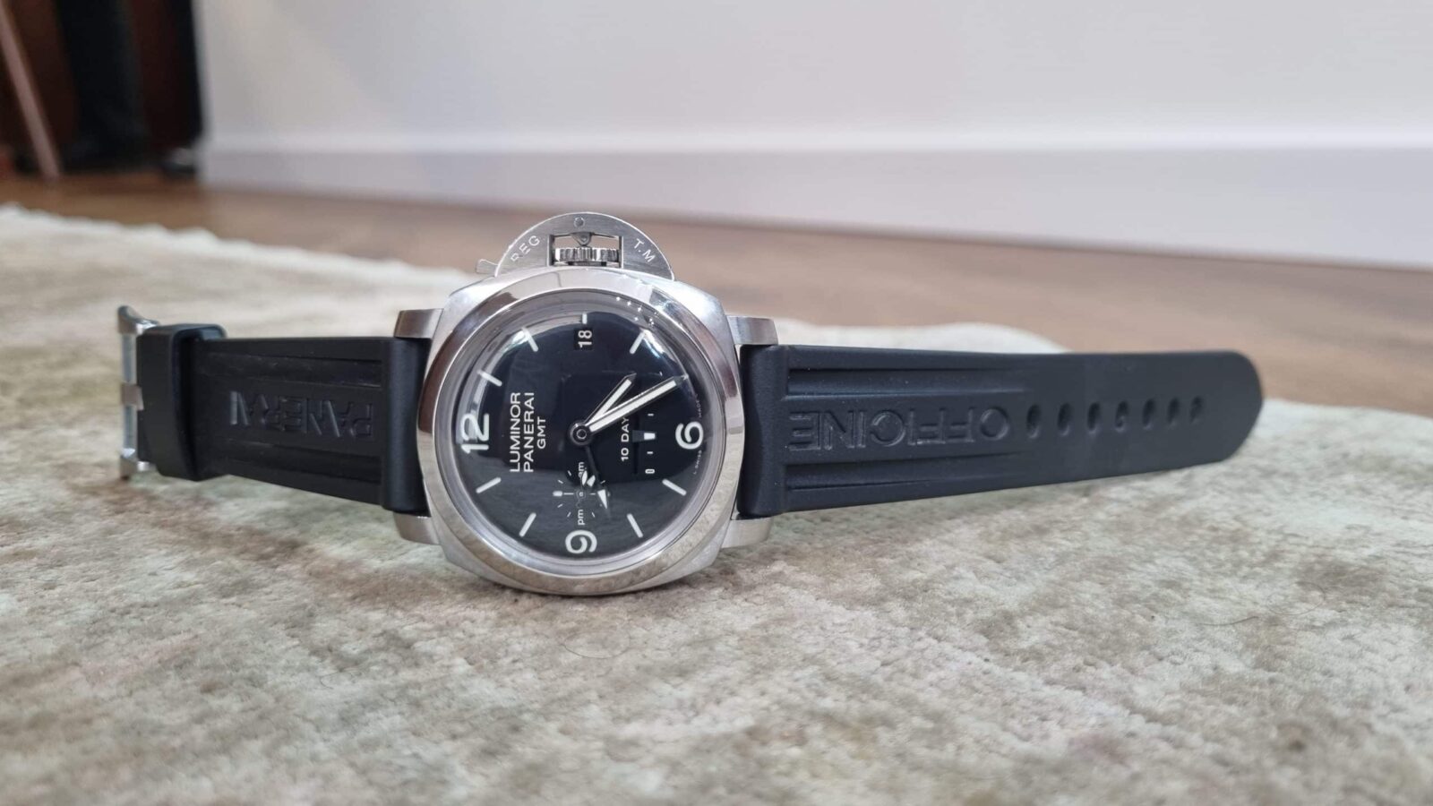 פנראי לומינור 1950 GMT עם עתודת זמן של 10 ימים יד שנייה שנת 2014 דגם.270 שמור עם קופסא וניירות על רצועת גומי